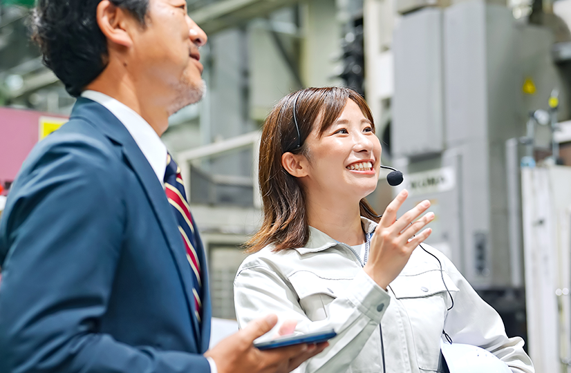 工場で働く男性と女性作業員