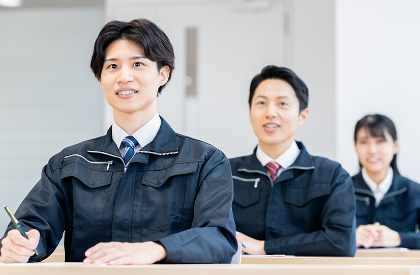 研修を受ける製造業の作業員