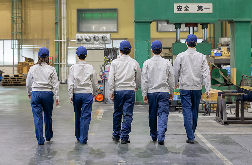 工場の中を歩く作業員