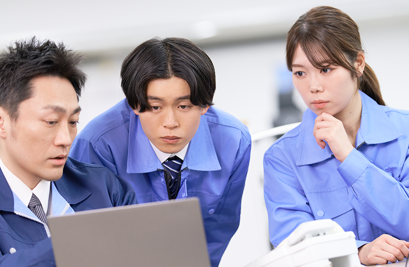 打ち合わせをする製造業の社員