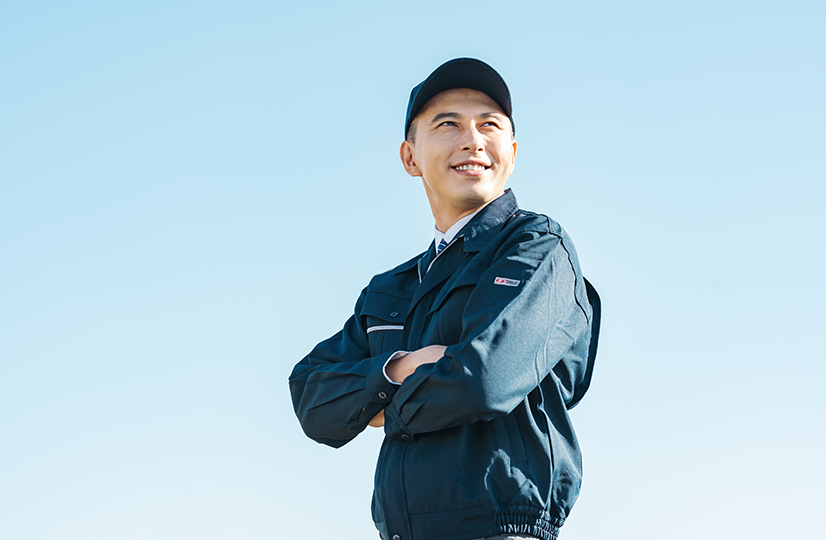 腕を組んでいる現場作業員