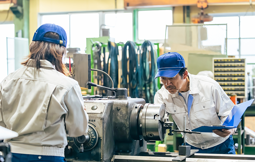 製造現場で働く人々