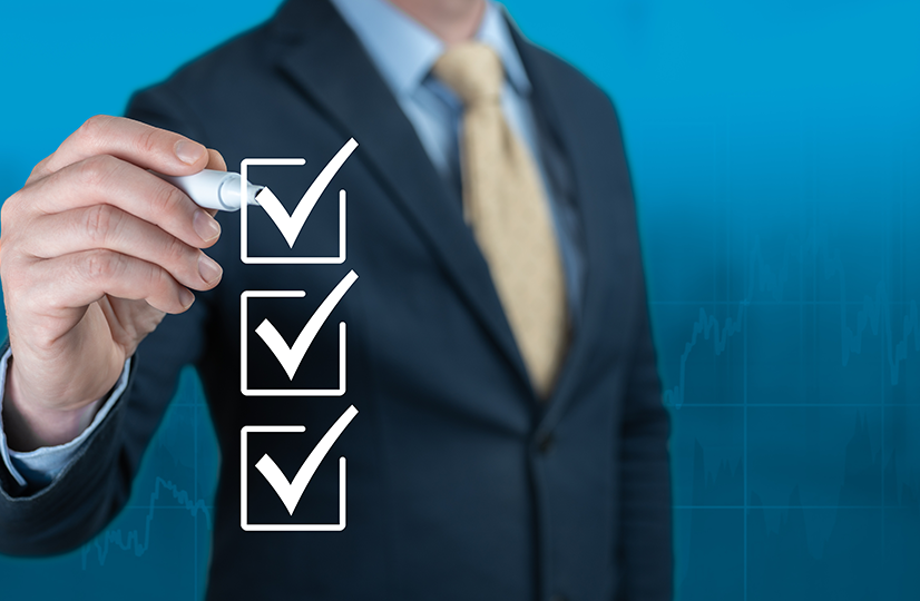 書類をチェックする男性のイメージ