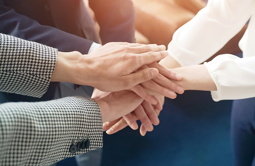手を取り合う人々のイメージ