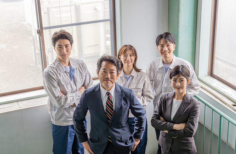 製造業社員の集合写真