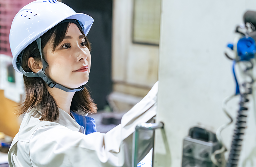 女性が工場で点検している様子