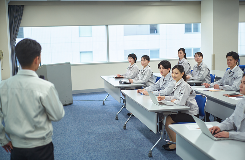 製造業の社員に講義をする様子