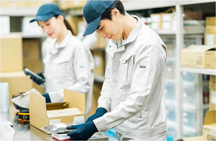 製造現場で作業をする人